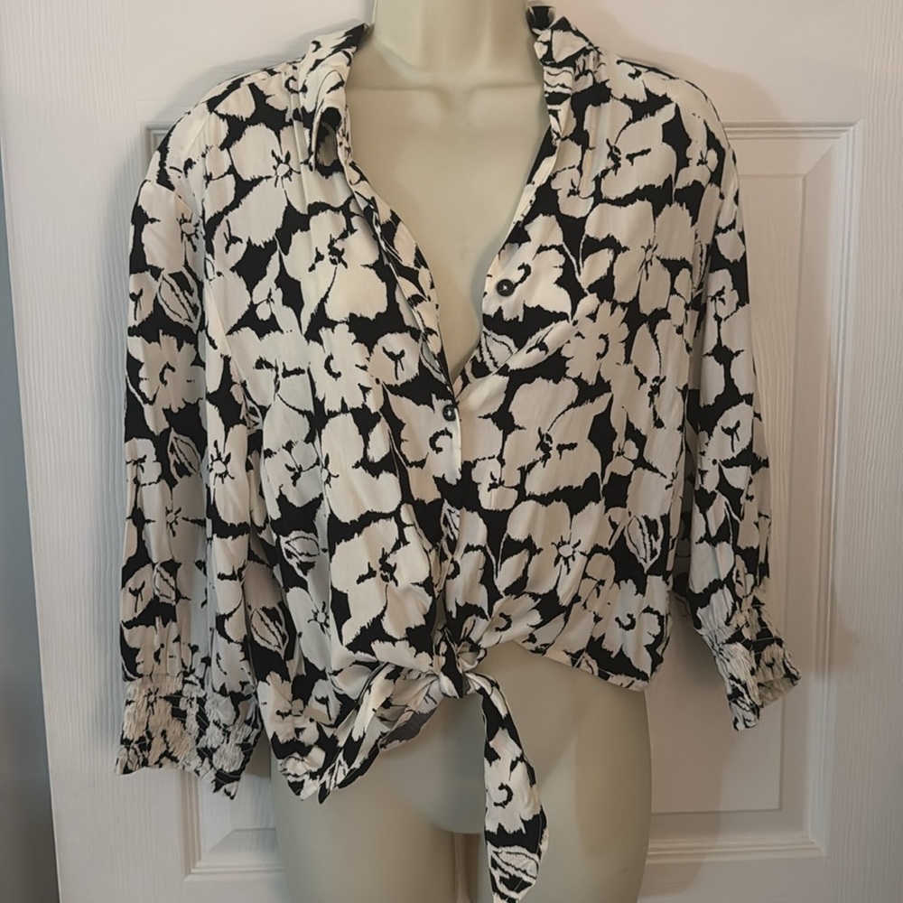 Sanctuary Monochrome Floral Tie-Front Blouse